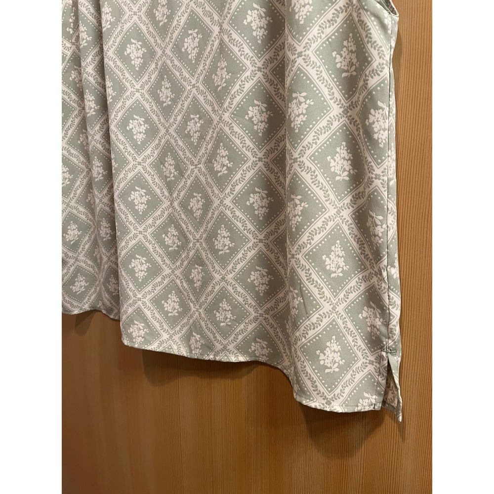 Loft Outlet Blouse Womens XL Sage Green Floral Tile Print Sleeveless Gold Button - Picture 8 of 8